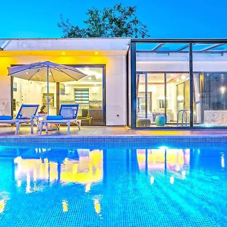 Вилла Uezuemlue 1 Bedroom Secluded With Private Pool Hot Tub *