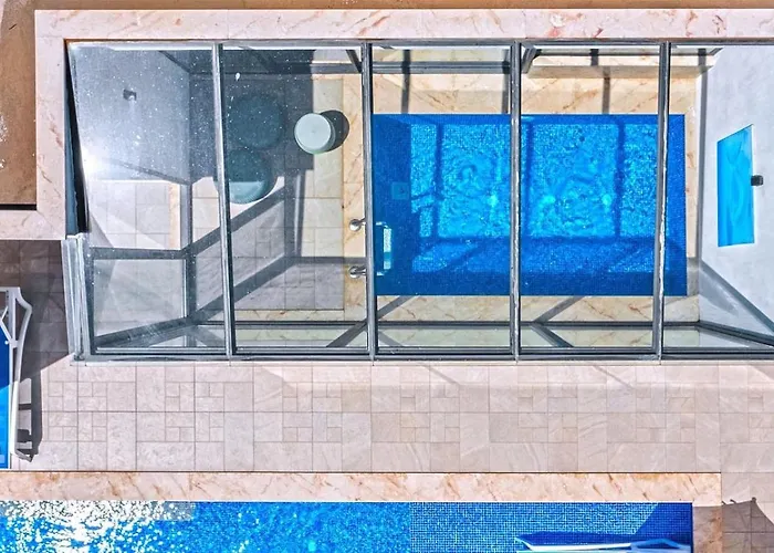 Uezuemlue 1 Bedroom Secluded With Private Pool Hot Tub ヴィラ カルカン