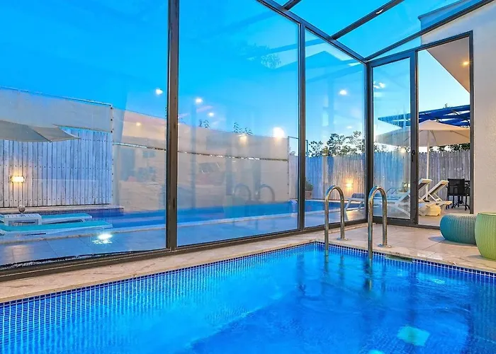 Uezuemlue 1 Bedroom Secluded With Private Pool Hot Tub ヴィラ カルカン